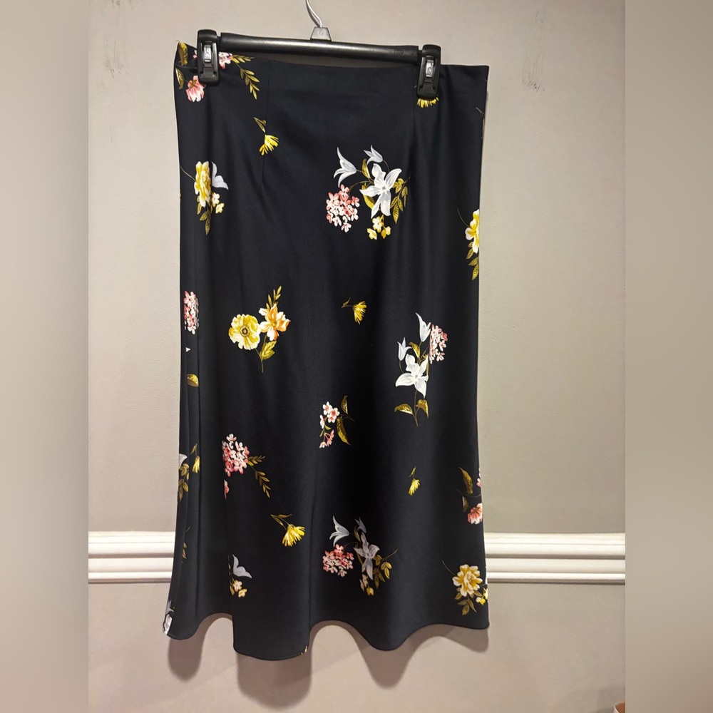 Women's Navy Blue Floral Black Skirt - LOFT Size Medium NWOT